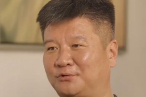 李金羽拒绝回顾往昔，断然舍去观看旧时踢球影像，全神贯注于当下足球生涯
