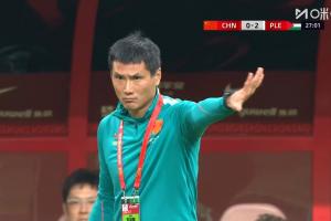 国足进攻迷雾重重，传球混乱不清，防守漏洞频现，失误连连