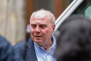 本季转会窗口青训精英售出赚得3500万欧元，赫内斯赞叹：拜仁今夏成就非凡