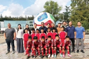 东体报道：崇明足球训练基地迎来17至18岁年轻球员集结，阵容中含有一对拥有喀麦隆血统的中非混血双胞胎