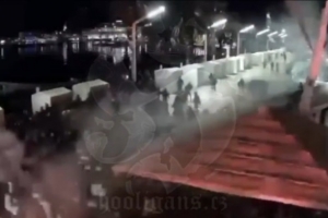 克罗地亚媒体：哈伊杜克与阿贾克斯粉丝群发生激烈争执，警方现场拘捕57名参与者