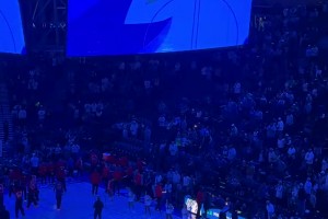 这人气可以啊！森林狼主场介绍三球出场时引发现场球迷阵阵欢呼