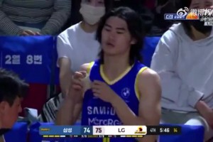 尴尬一幕！一名韩国球员上场后因发带违规 只能用胶带绑起头发