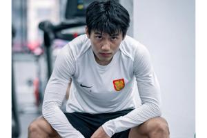 张若昀展现自我风采：社交媒体晒照，深情告白天地间