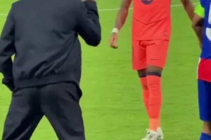 巴萨DNA动了？恩里克现场给拉菲尼亚“开小灶”面授机宜