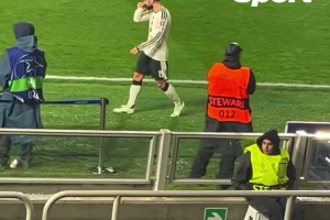 现场实拍：曼联0-3落后科莫，被换下的B费离场无奈不停摇头